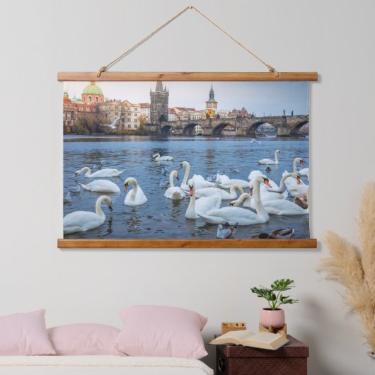 プラハのヴィタヴァ川に浮かぶ美しい白い白鳥 吊り下げ型タペストリー (寝室)
