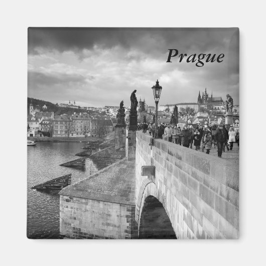 プラハの嵐のような空の下のチャールズ橋の上で マグネット (正面)