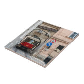 プラハの旧市街にある赤い路面電車 – チェコ タイル (側面)