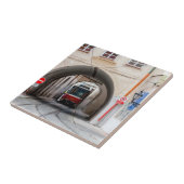 プラハの旧市街を走る赤い路面電車 - チェコ共和国 タイル (側面)