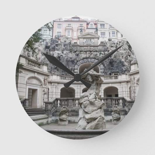 プラハの海王星の像を持つ泉 ラウンド壁時計 (正面)