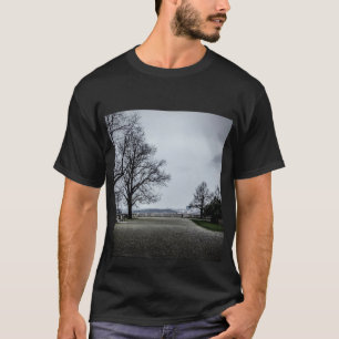 プラハの灰色の秋の日 Tシャツ