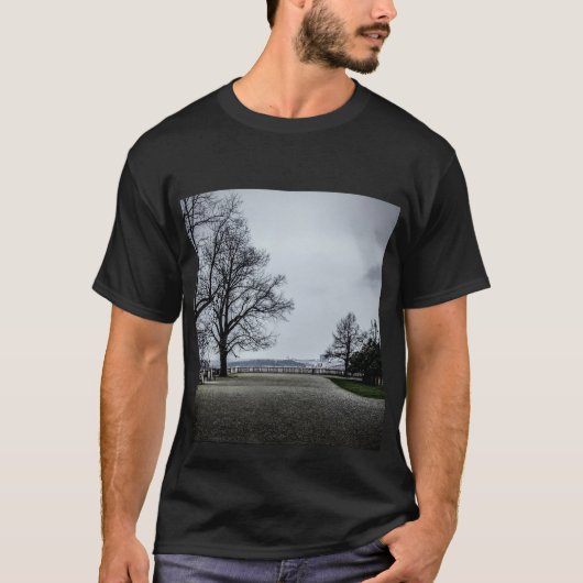 プラハの灰色の秋の日 Tシャツ (正面)