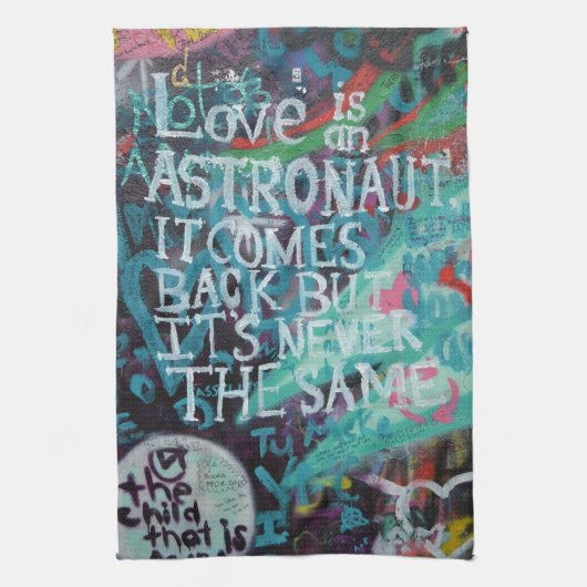 プラハの落書き キッチンタオル (縦)