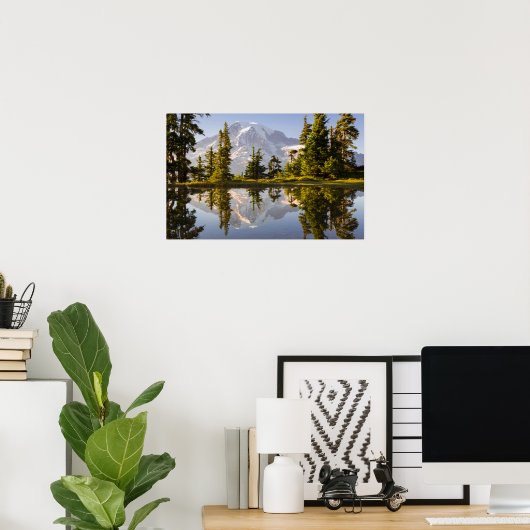 プラマーのピーク付近の沼に反射したレイニエ山 ポスター (ホームオフィス)