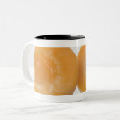 プラムの横断面のクローズアップ ツートーンマグカップ (正面左)