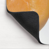 プラムの横断面のクローズアップ マウスパッド (コーナー)