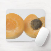 プラムの横断面のクローズアップ マウスパッド (マウス)