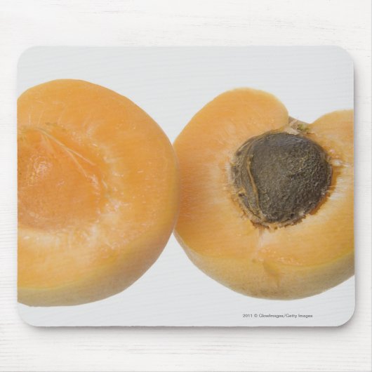 プラムの横断面のクローズアップ マウスパッド (正面)