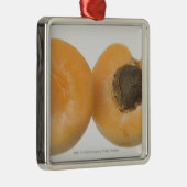 プラムの横断面のクローズアップ メタルオーナメント (右)