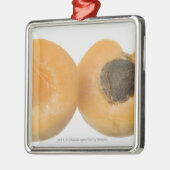 プラムの横断面のクローズアップ メタルオーナメント (左)