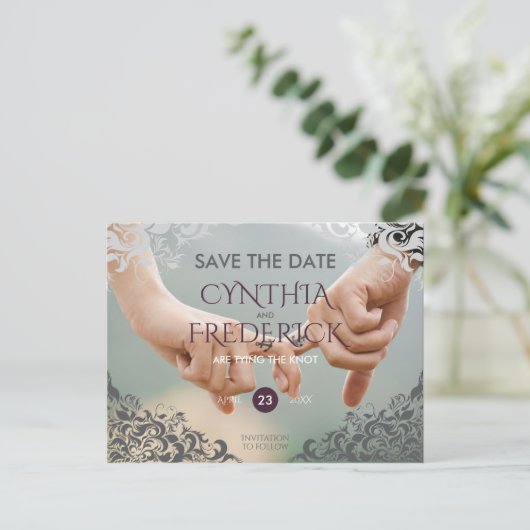 プラムバロックのシャンデリアの結婚式の日付を保存 案内ポストカード (スタンド正面)