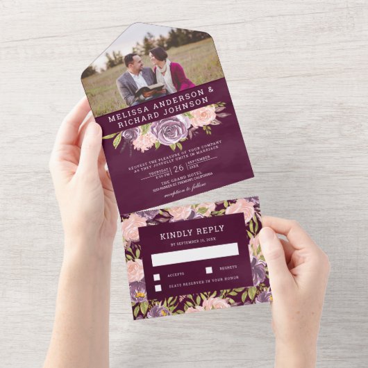 プラムパープルと赤面ピンク結婚フローラの写真 オールインワン招待状 (貼ってはがせる)