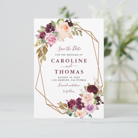 プラムパープルの花柄幾何学模様のSave the Dateカード セーブザデート (スタンド正面)