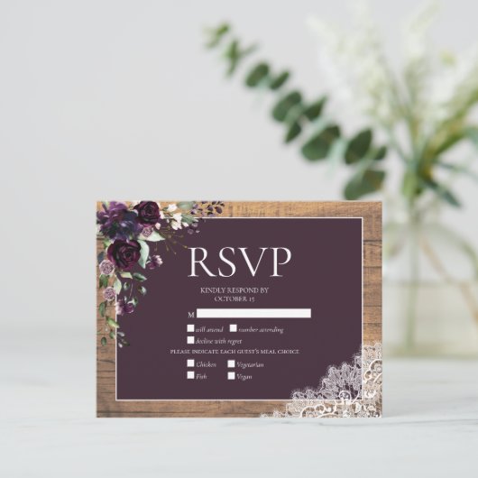 プラムパープルフローラウッドレース素朴ウェディングRSVP インビテーションポストカード (スタンド正面)