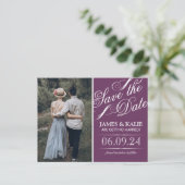 プラムパープルヴィンテージスクリプト写真の保存日付 案内ポストカード (スタンド正面)