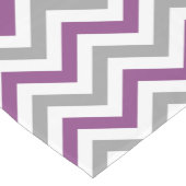 プラムパープル、ダークグレー、白い大きなシェブロンパターン ショートテーブルランナー (コーナー)