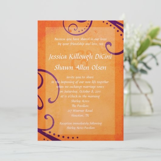 プラム招待を持つ織り目加工のオレンジは結婚式の渦巻きます 招待状 (スタンド正面)