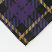 プラム紫色の格子縞の黒の金ゴールドの柄のタータンチェック フリースブランケット (角)