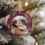プラム | Winter Laurel写真 セラミックオーナメント<br><div class="desc">シックでエレガント休日のオーナメントデザインお気に入りのは、アーチ型のレイアウトの両側に写真を配ユニーク置し、細かい植物性の葉で装飾された。あなたのクリスマスツリーに思い出に残る追加のためにあなたの家族の名前と年と一緒にこれらの美しくフェスティバルのオーナメントをパーソナライズ。</div>