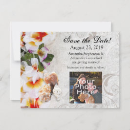 プラメリア オーキッドのレイを身に着けた砂浜の写真でSave the Date（結婚式の日を記念して セーブザデート