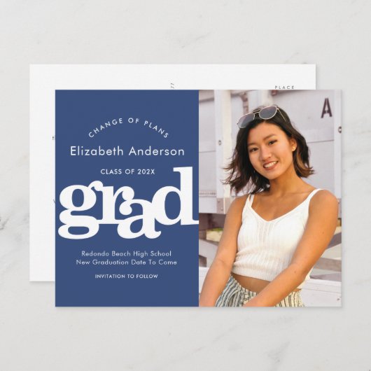 プランの変更の卒業写真ネイビーはっきりしたタイポグラフィ インビテーションポストカード (正面/裏面)