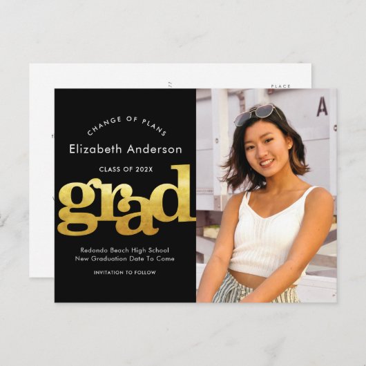 プランの変更の卒業金ゴールドブラックタイポグラフィ インビテーションポストカード (正面/裏面)