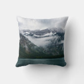 プランゼー湖の霧の中の雪の山 クッション (裏面)