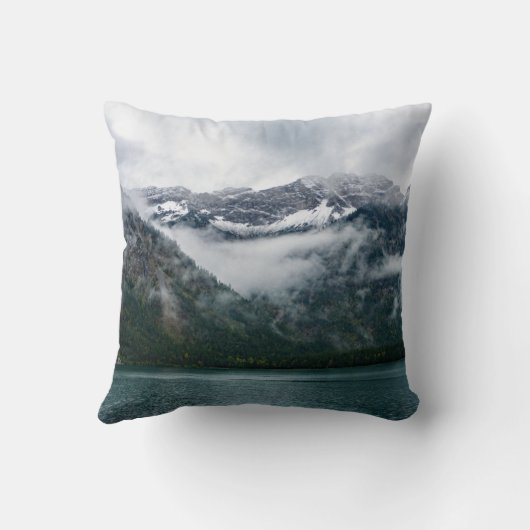 プランゼー湖の霧の中の雪の山 クッション (裏面)