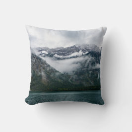 プランゼー湖の霧の中の雪の山 クッション