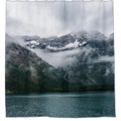 プランゼー湖の霧の中の雪の山 シャワーカーテン (正面)