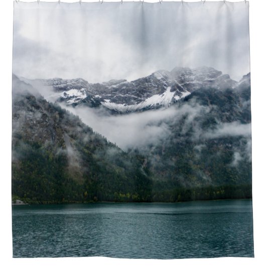 プランゼー湖の霧の中の雪の山 シャワーカーテン (正面)