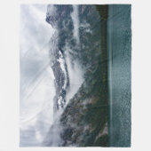 プランゼー湖の霧の中の雪の山 フリースブランケット (正面)