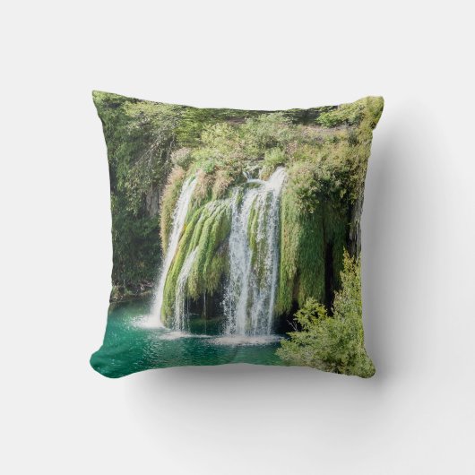 プリツヴィツェ国立公園の滝 – クロアチア クッション (正面)