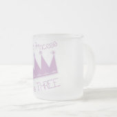 プリンセスの王冠の第3誕生日のTシャツおよびギフト フロストグラスマグカップ (正面右)