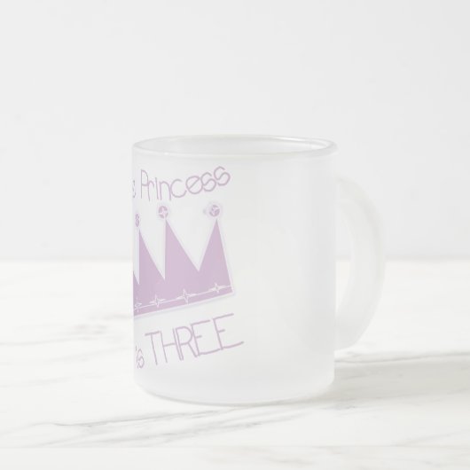 プリンセスの王冠の第3誕生日のTシャツおよびギフト フロストグラスマグカップ (正面右)