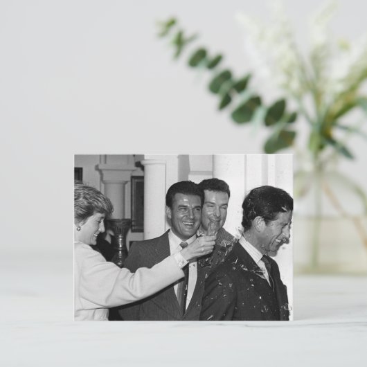 プリンセスダイアナプリンスチャールズプロップボトル おもしろい ポストカード (スタンド正面)