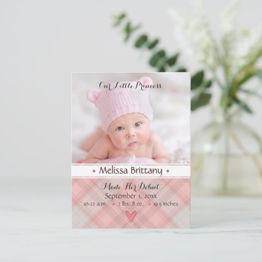 プリンセスピンクプレイド赤ちゃん女の子の誕生発表 案内ポストカード (スタンド正面)