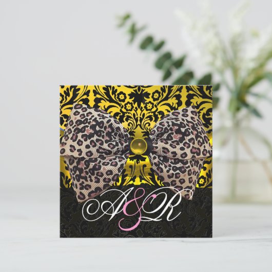 プリントされたヒョウの毛皮の弓金ゴールドブラックダマスクモノグラム 招待状 (スタンド正面)
