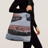 プリントオールオーバートートバッグ：石のスロー クロスボディバッグ (クローズアップ)