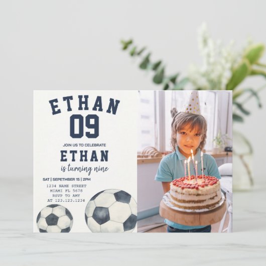 プリント可能なサッカーテーマ招待状と写真 招待状 (スタンド正面)