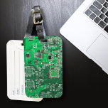 プリント回路アセンブリPCBグリーン回路基板 ラゲッジタグ<br><div class="desc">PCB回路基板のギフトギークまたはおたくのためのギフト。私たち全員のコンピュータおたくまたはギークのための1つ。このプリント回路アセンブリPCB電子回路基板でおたくをギークする。これは、プリント回路アセンブリPCBまたは電子回路基板のクローズアップ写真である。</div>