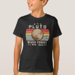 プルトネバ忘れー1930年～2006年レトロおもしろい宇宙 Tシャツ<br><div class="desc">デザイン名は「Pluto Never 忘れ 1930 - 2006年のレトロおもしろい宇宙」。冥王星が惑星だった頃を思い出すすべての人に最適。冥王星、冥王星、冥王星忘れ、冥おもしろい救宇宙を愛する人々にとって、冥王星、冥王星、第9惑星。友達や家族のために。</div>