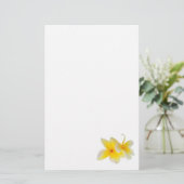 プルメリアの花のハワイの白く黄色いFrangipani 便箋 (スタンド正面)
