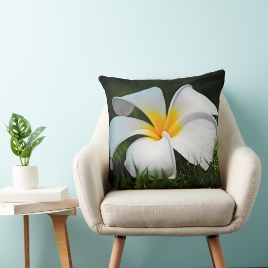 プルメリアのFrangipaniのハワイの白い花 クッション (椅子)