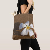 プルメリアオンサンディビーチ，マウイ，ハワイ，アメリカ トートバッグ (クローズアップ)