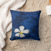 プルメリア白花フローラパターン（の模様が）ある枕 クッション (ブランケット)