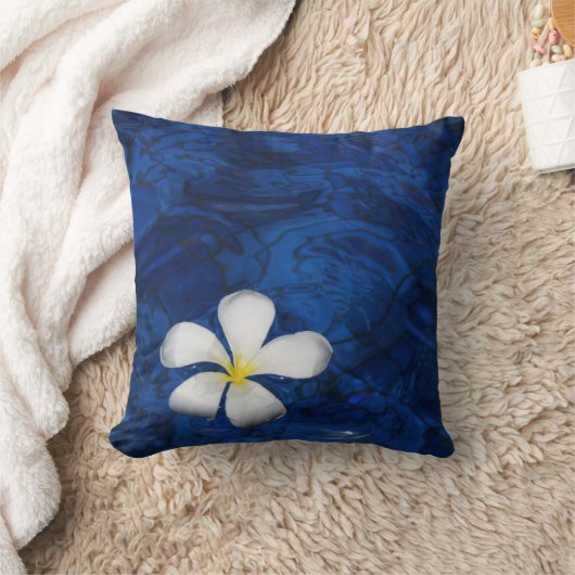 プルメリア白花フローラパターン（の模様が）ある枕 クッション (ブランケット)