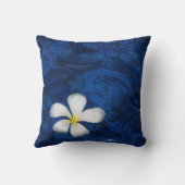 プルメリア白花フローラパターン（の模様が）ある枕 クッション (裏面)