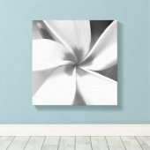 プルメリア – 白黒マクロポートレート キャンバスプリント (インサイチュ (ウッドフロア))